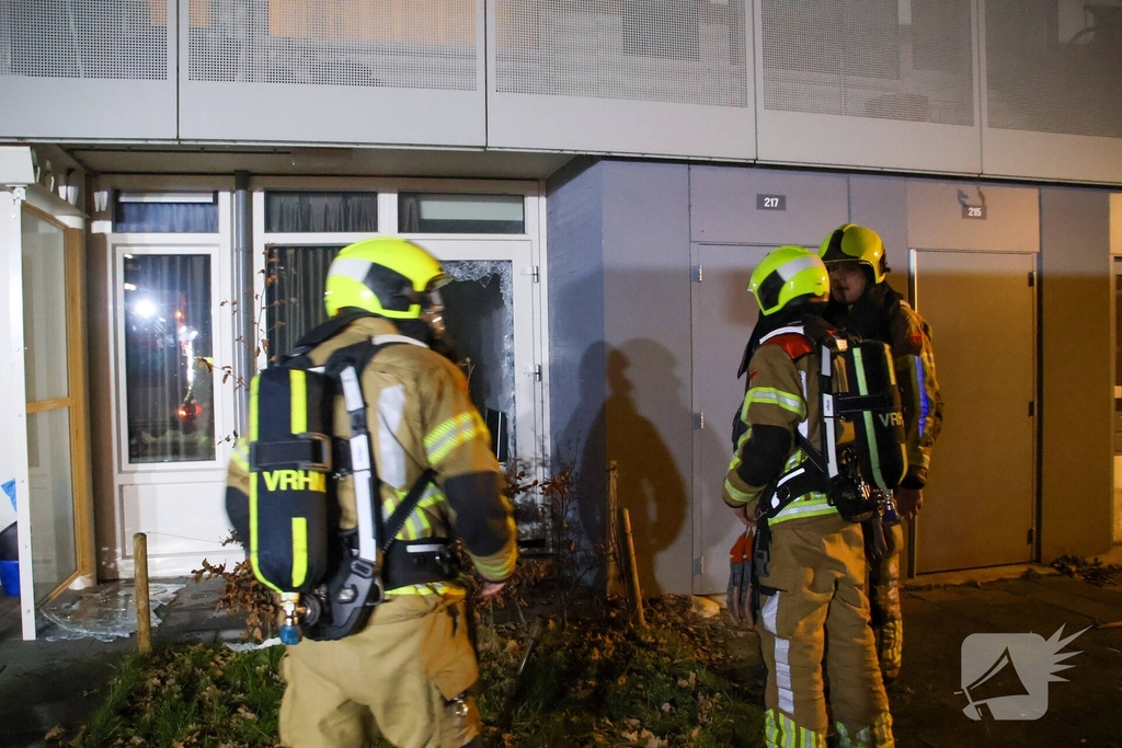 Ruit van deur geforceerd wegens brandmelding