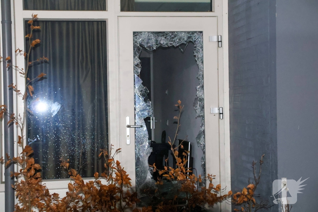 Ruit van deur geforceerd wegens brandmelding