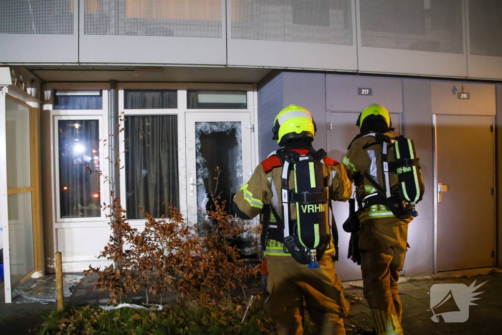 Ruit van deur geforceerd wegens brandmelding
