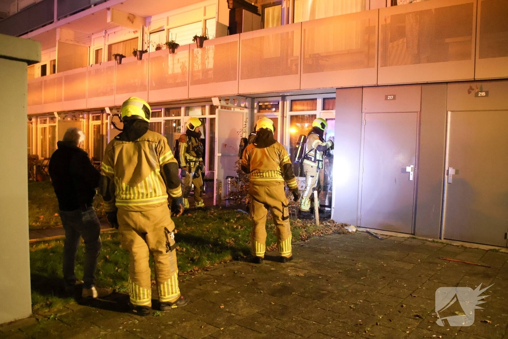 Ruit van deur geforceerd wegens brandmelding