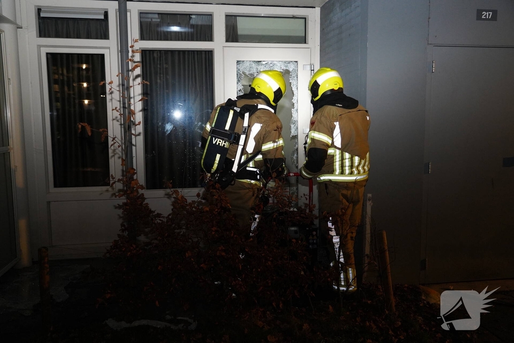 Ruit van deur geforceerd wegens brandmelding