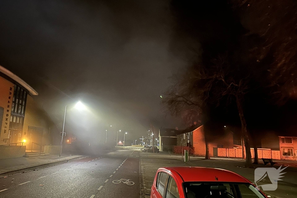 Buitenbrand zorgt voor zwarte rookwolken