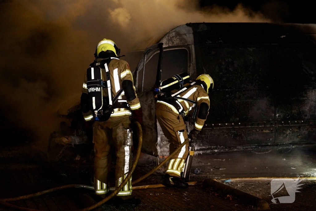 Bestelbus pakketbezorging uitgebrand