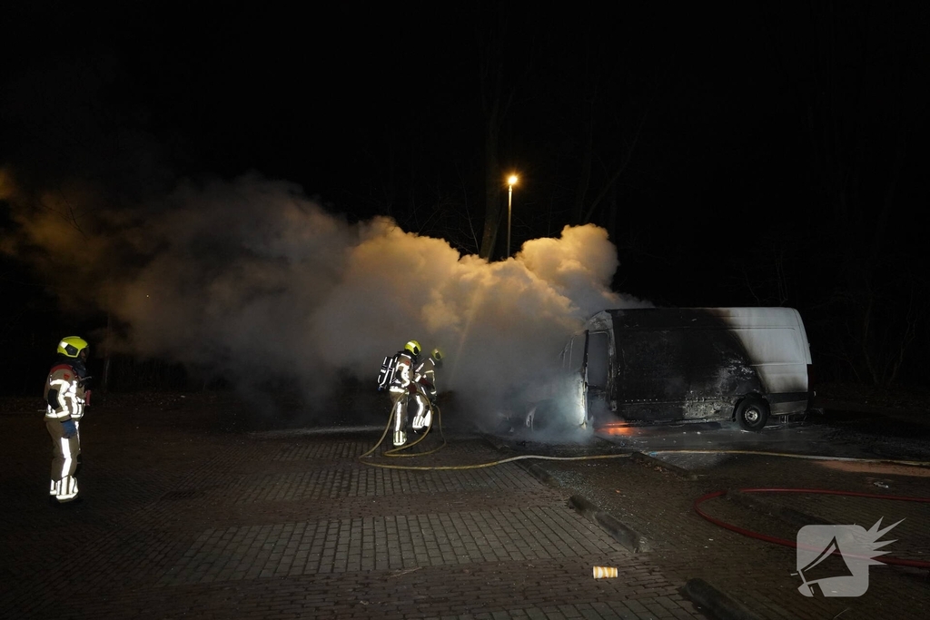 Bestelbus pakketbezorging uitgebrand