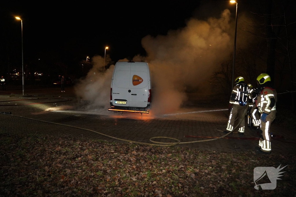 Bestelbus pakketbezorging uitgebrand