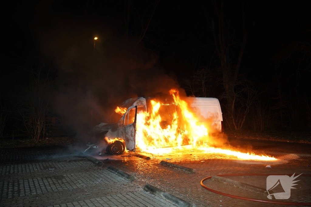 Bestelbus pakketbezorging uitgebrand