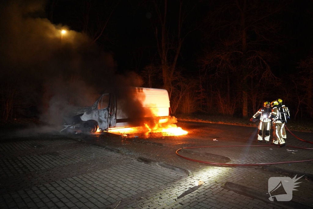 Bestelbus pakketbezorging uitgebrand