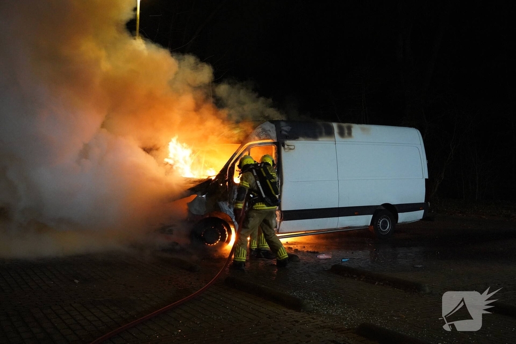 Bestelbus pakketbezorging uitgebrand