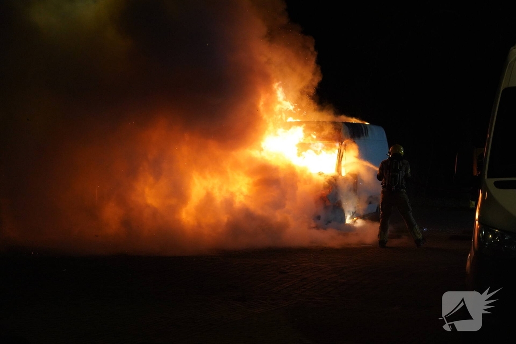 Bestelbus pakketbezorging uitgebrand