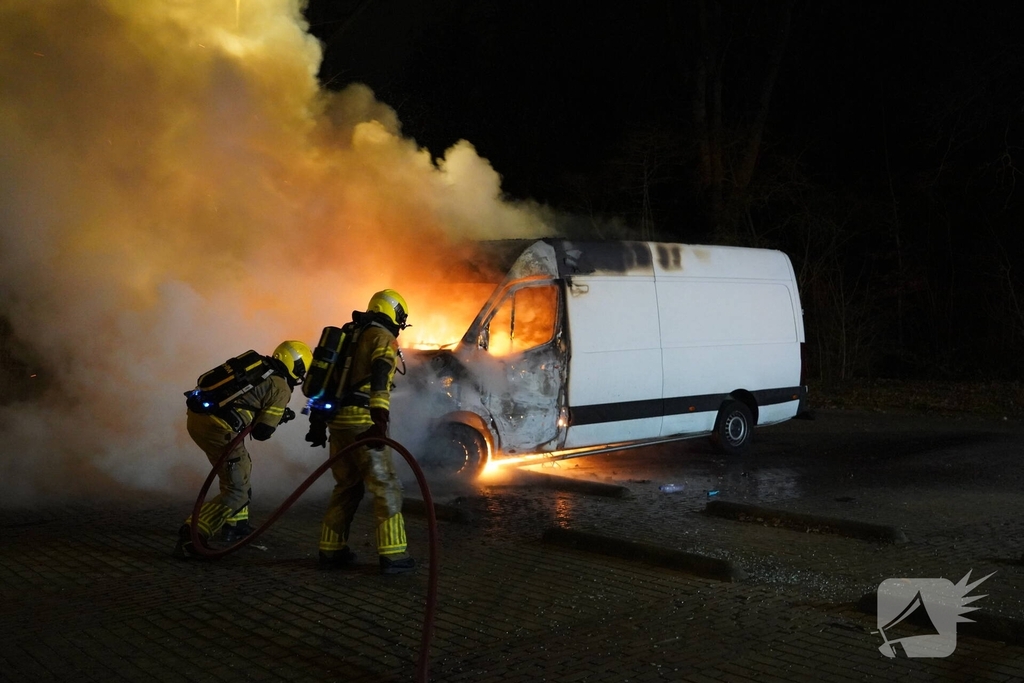 Bestelbus pakketbezorging uitgebrand