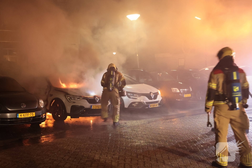 Brand in auto verwoest meerdere voertuigen