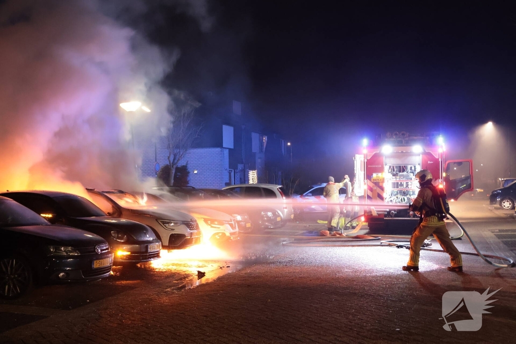 Brand in auto verwoest meerdere voertuigen