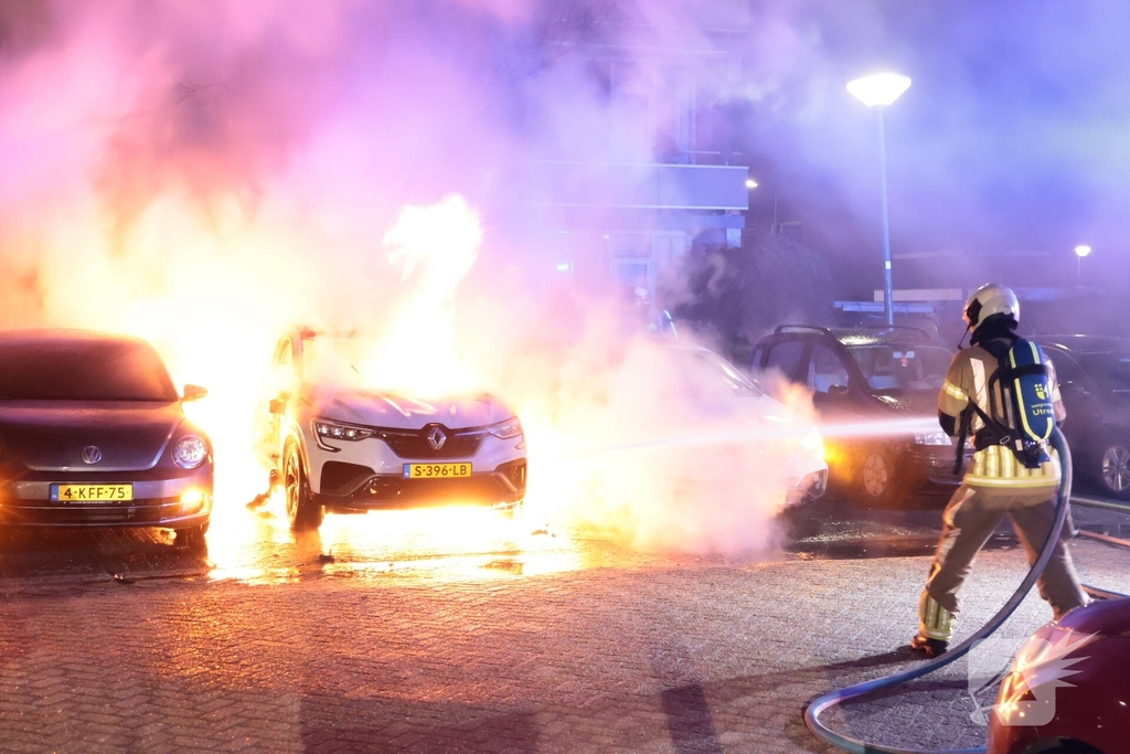 Brand in auto verwoest meerdere voertuigen