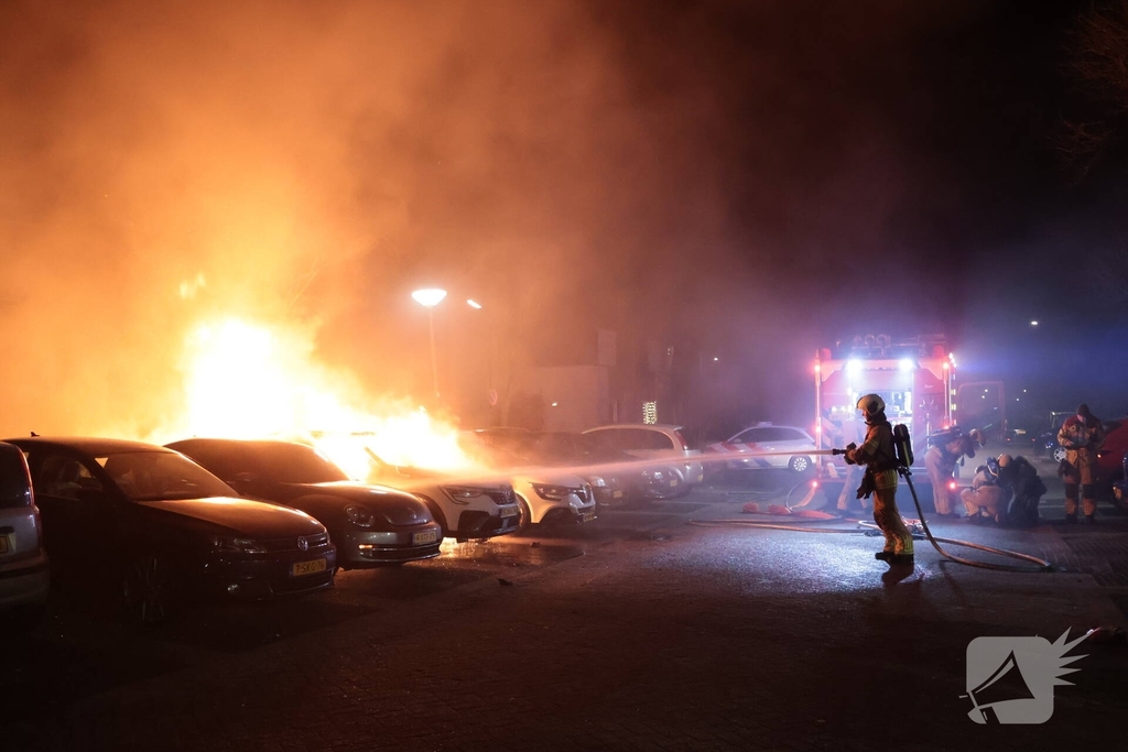 Brand in auto verwoest meerdere voertuigen