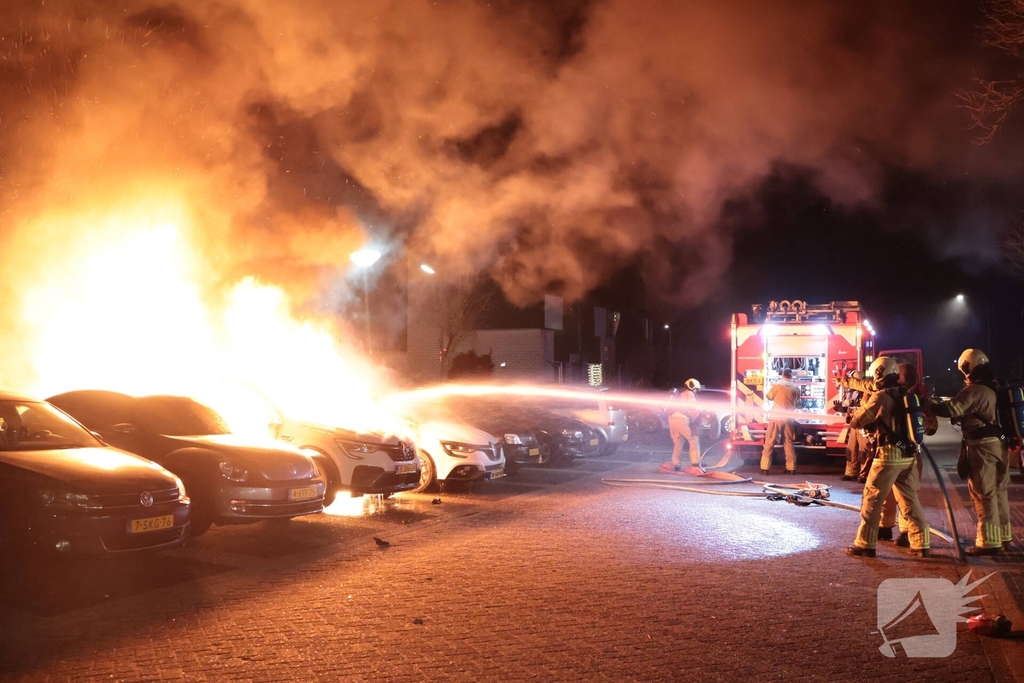 Brand in auto verwoest meerdere voertuigen