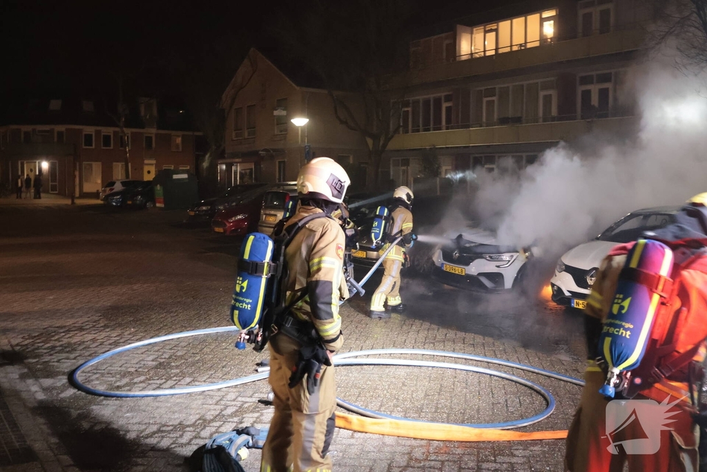 Brand in auto verwoest meerdere voertuigen