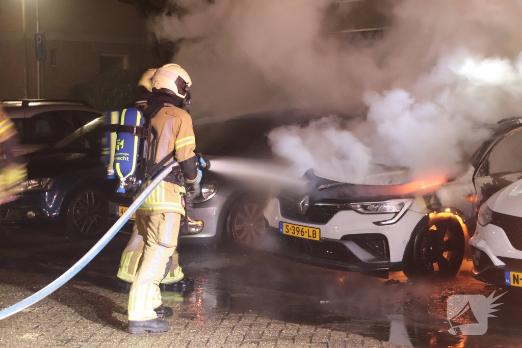 Brand in auto verwoest meerdere voertuigen