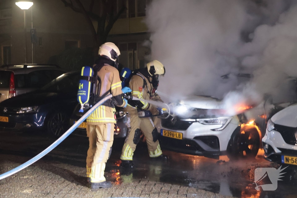 Brand in auto verwoest meerdere voertuigen