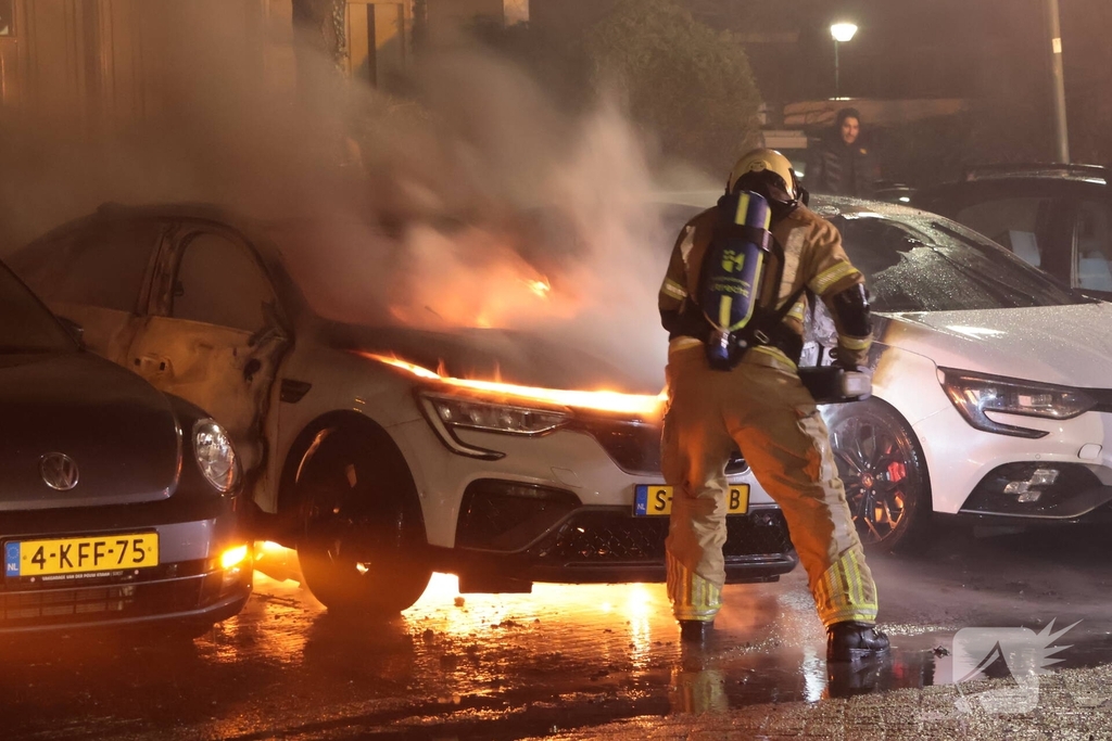 Brand in auto verwoest meerdere voertuigen