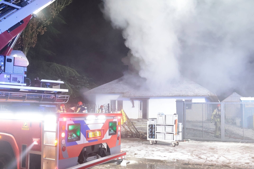 Uitslaande brand in rietgedekte woning