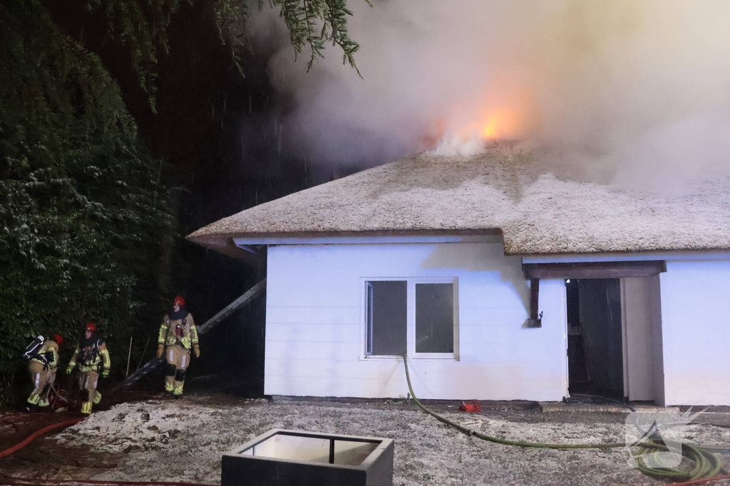 Uitslaande brand in rietgedekte woning