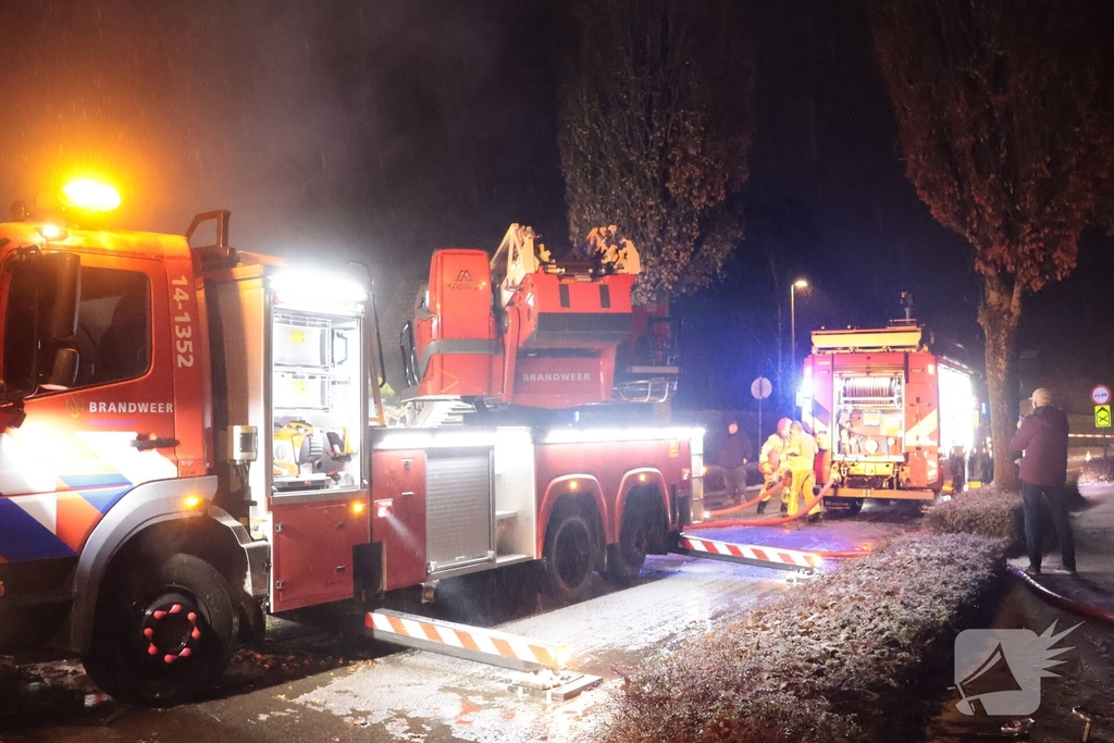 Uitslaande brand in rietgedekte woning