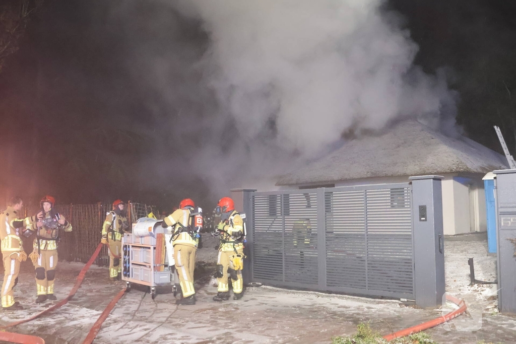 Uitslaande brand in rietgedekte woning