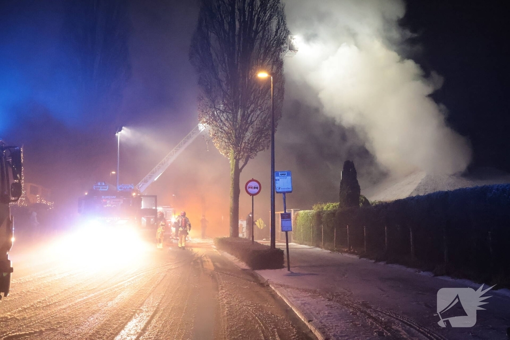 Uitslaande brand in rietgedekte woning