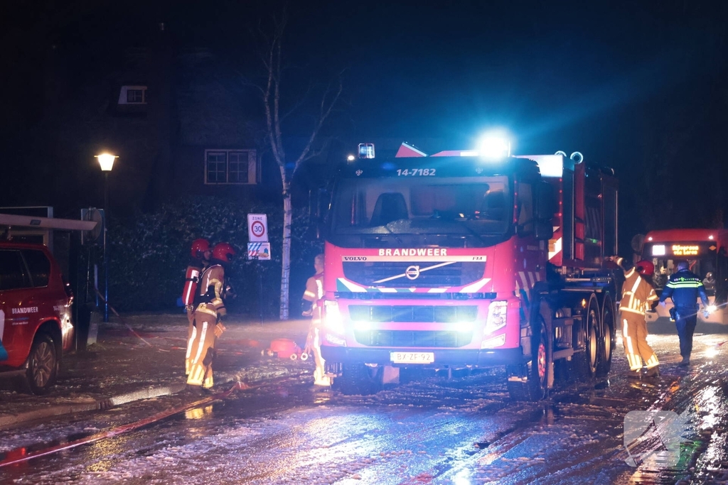 Uitslaande brand in rietgedekte woning