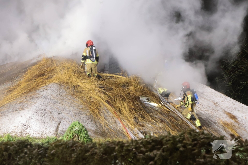 Uitslaande brand in rietgedekte woning
