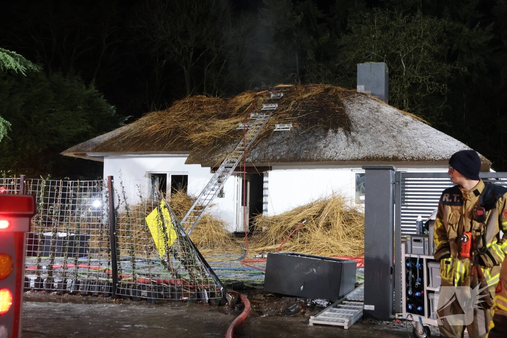 Uitslaande brand in rietgedekte woning