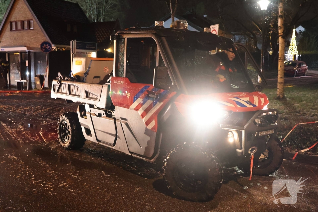 Uitslaande brand in rietgedekte woning
