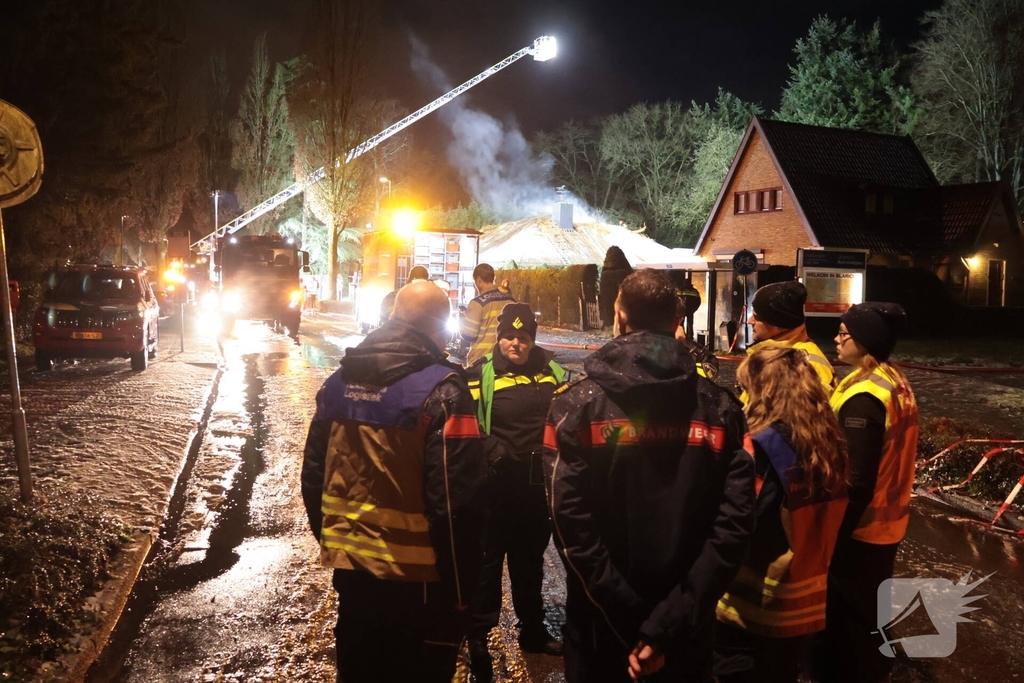 Uitslaande brand in rietgedekte woning