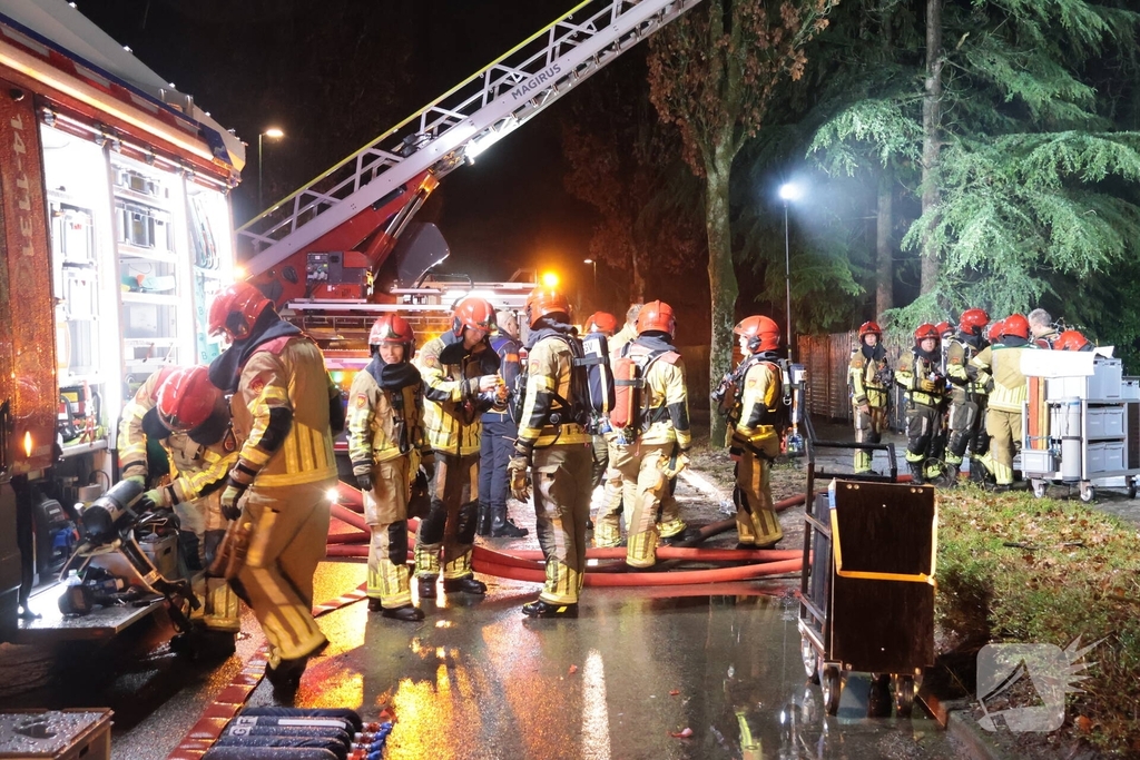 Uitslaande brand in rietgedekte woning