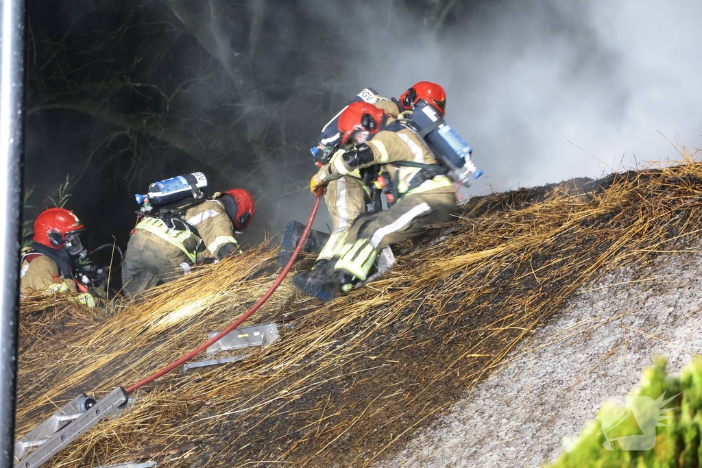 Uitslaande brand in rietgedekte woning