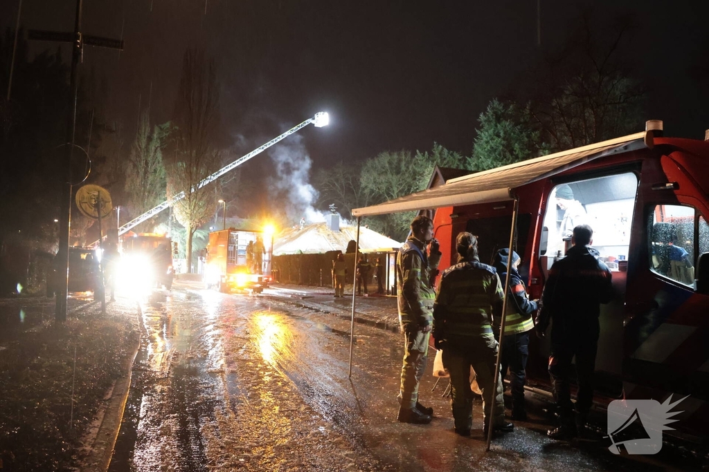 Uitslaande brand in rietgedekte woning