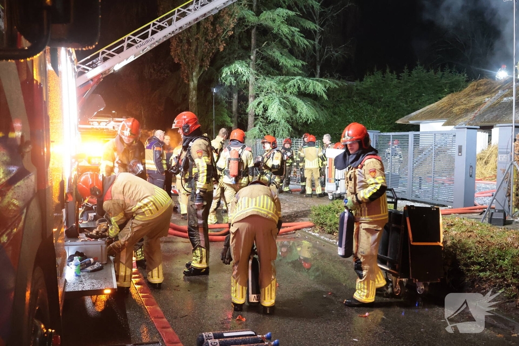 Uitslaande brand in rietgedekte woning