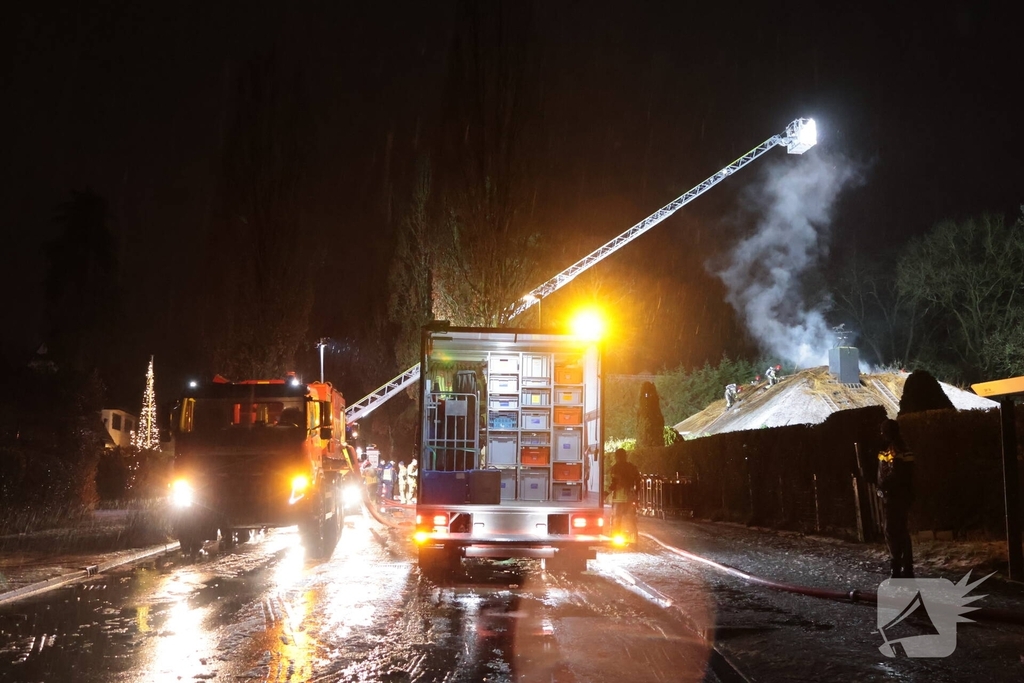 Uitslaande brand in rietgedekte woning