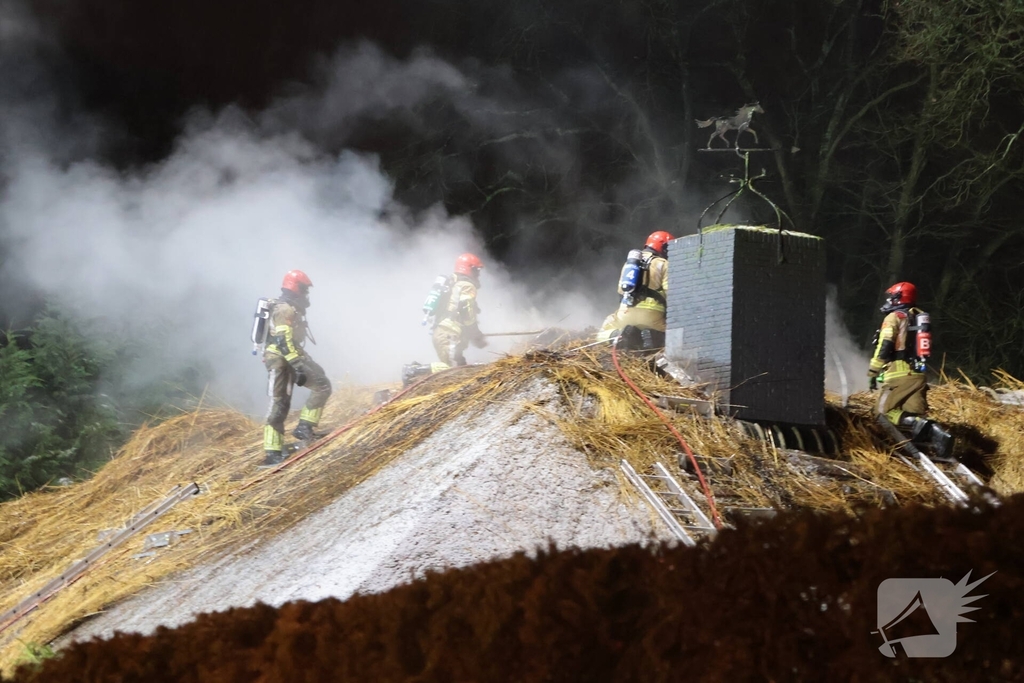 Uitslaande brand in rietgedekte woning