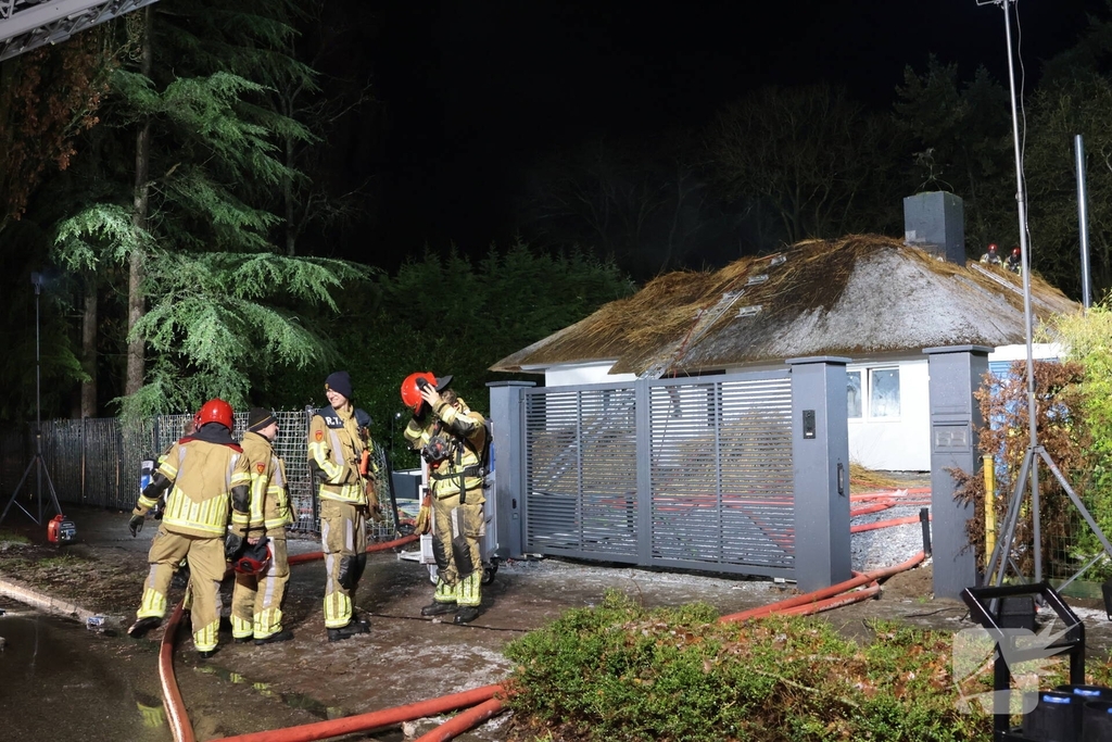 Uitslaande brand in rietgedekte woning