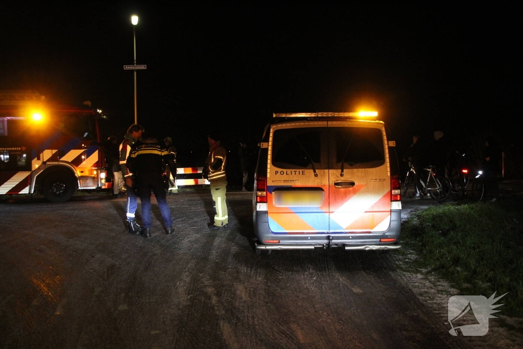 Auto belandt op de kop in het water