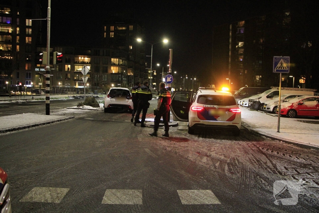 Auto botst tegen verkeerslicht na uitglijden