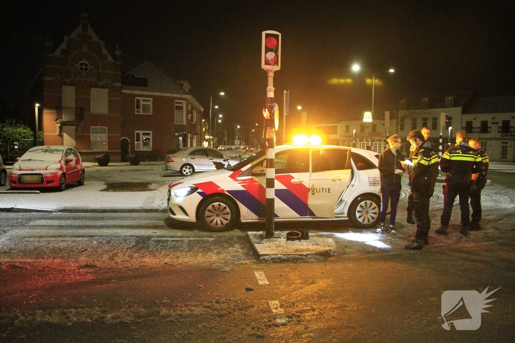 Auto botst tegen verkeerslicht na uitglijden