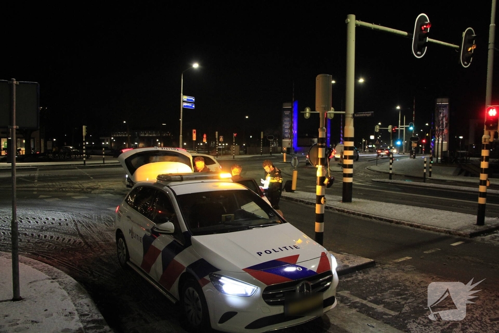 Auto botst tegen verkeerslicht na uitglijden