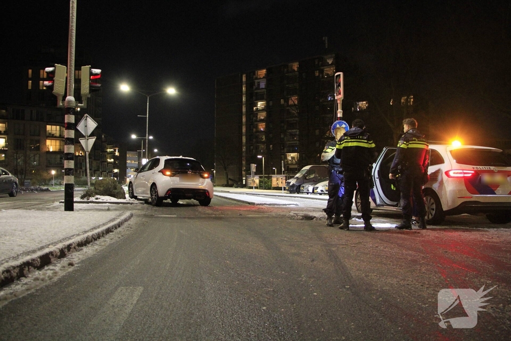 Auto botst tegen verkeerslicht na uitglijden