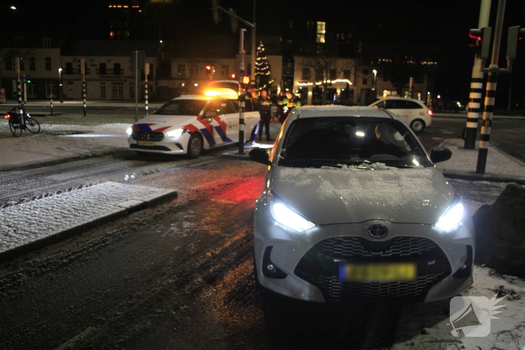 Auto botst tegen verkeerslicht na uitglijden