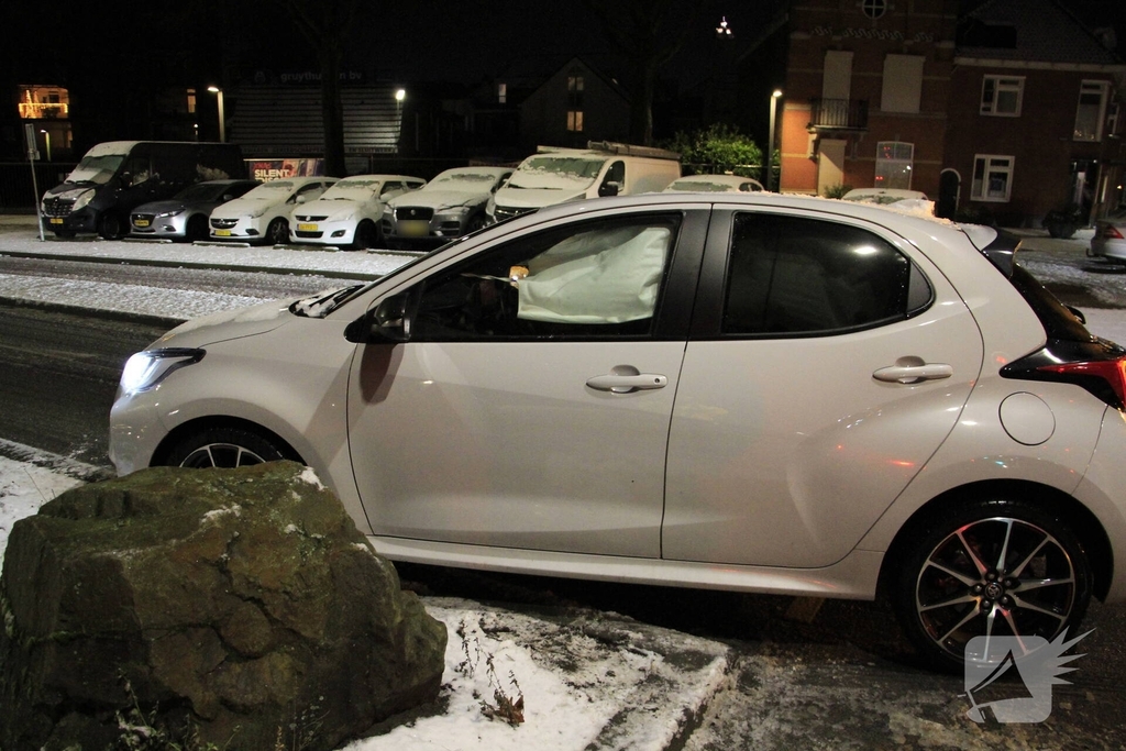 Auto botst tegen verkeerslicht na uitglijden