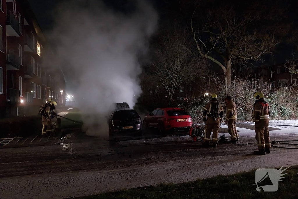 Straat vol rook door autobrand