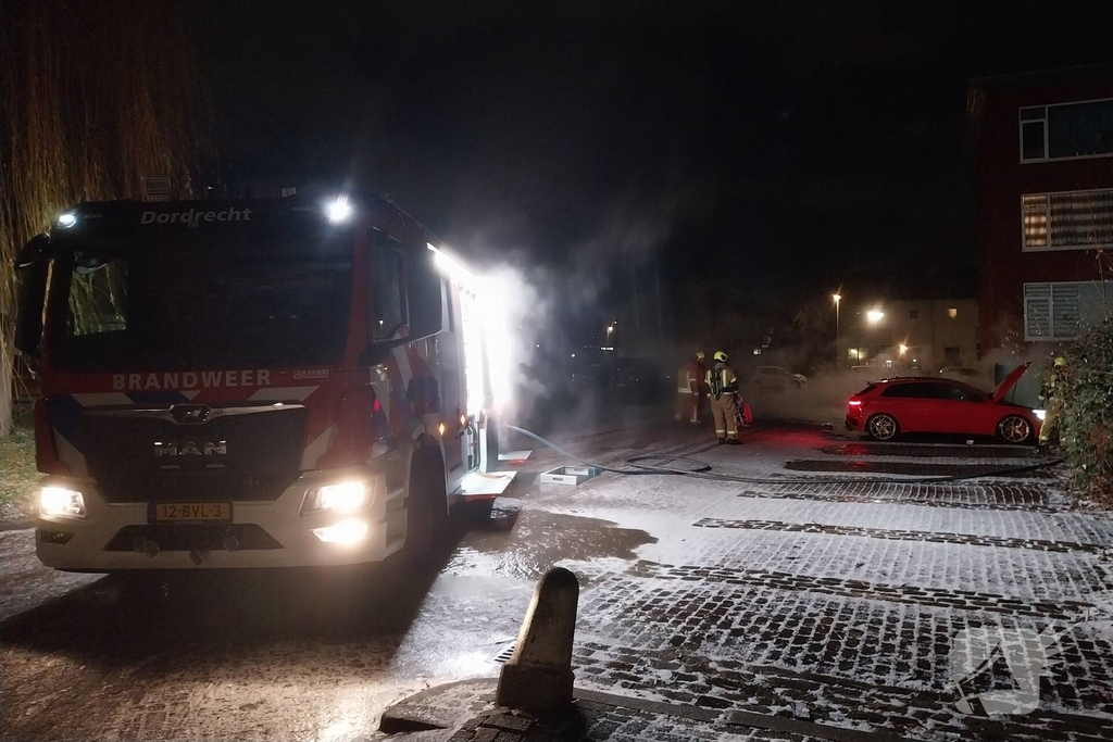 Straat vol rook door autobrand