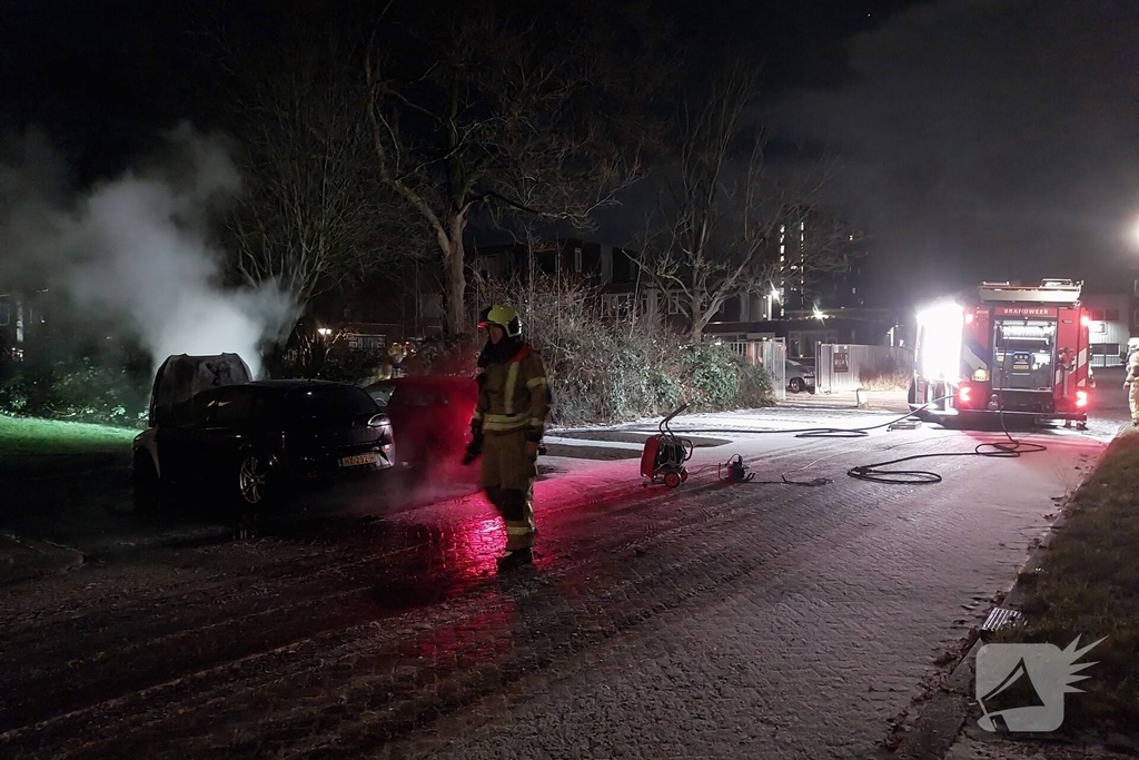 Straat vol rook door autobrand